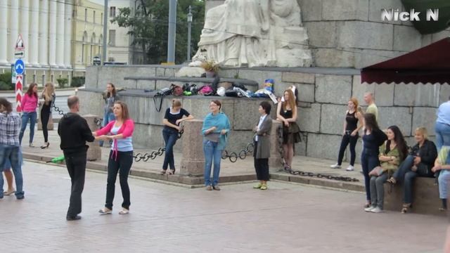 Люди красиво танцуют.