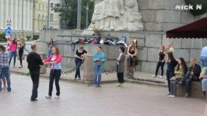 Люди красиво танцуют.