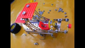 Как собрать трактор с ковшом из игрушки-конструктора Bucket Truck