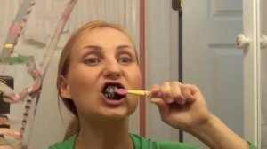 Домашнее отбеливание зубов активированным углем.