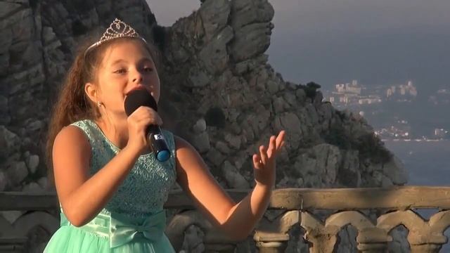 Иванова Владислава читает стихотворение Зинаиды Торопчиной "Ласточкино гнездо"