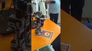 Робот СОВЕРШАЕТ НАМАЗ АЛЛАhу Акбар