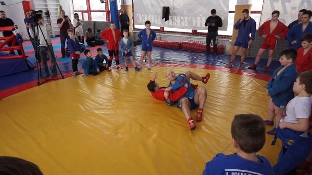 БРОСОК ЧЕРЕЗ ПЛЕЧО С КОЛЕН/ОТ ЗМС ПО САМБО смотреть онлайн