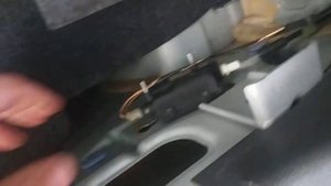 Как открыть лючок бензобака на Opel Corsa D