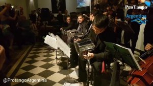 La pista de Salón Canning y la Orquesta tipica Pichuco, tango en milonga Parakultural, Buenos Aires