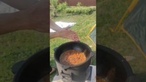 Плов в казане на костре.