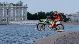 Спрыгнул в Неву на мотоцикле и проехал по воде в центре Петербурга  Тизер