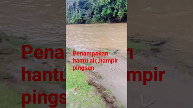 hampir pingsan terlalu berdekatan lihat hantu air,,untung ada temen,,hati2 bila liburan kesungai