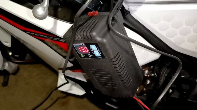 Проверка напряжения и подзарядка батареи CBR400R при хранении зимой #Honda #CBR400R #CBR500R #CB400