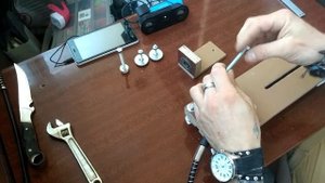Мини токарный станок из бормашины из подручных средств без токарки