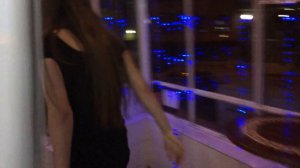 Алена проиграла спор, и будет купаться голой в фонтане