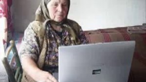 Бабка общается по скайпу