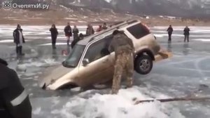 Вытаскивают машину из проруби