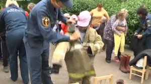 В преддверии Дня защиты детей сотрудники МЧС познакомили малышей д/с №7 с профессией пожарного