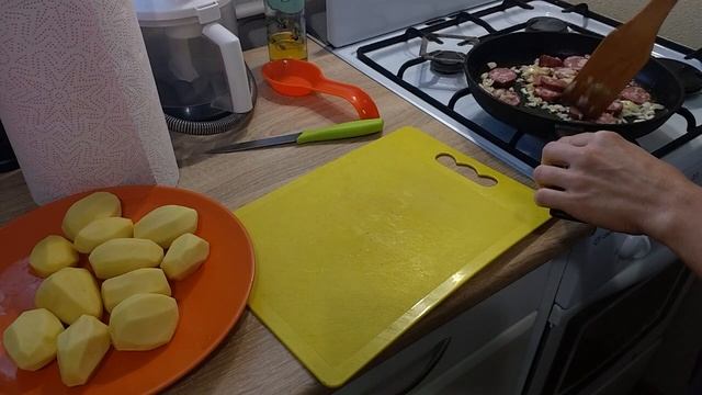 Картофель по-охотничьи: сытное блюдо на скорую руку.