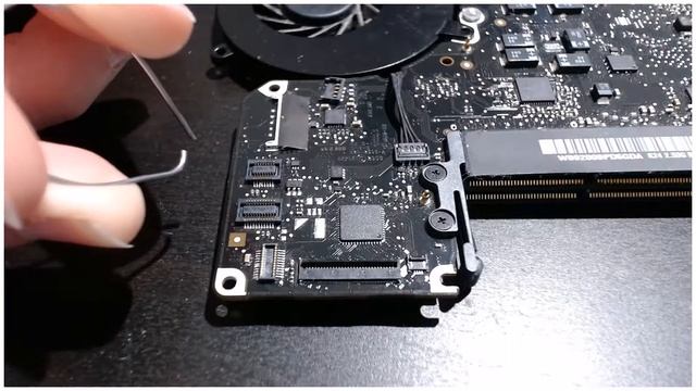 How to power on a MacBook without a power button (2008-2012) смотреть онлайн