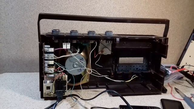 Гнездо AUX (аукс) в магнитофоне ВЕСНА-309. Точки подключения. Музыка с мобильного телефона. смотреть онлайн