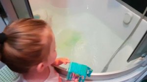 Бурлящий шар для ванны с сюрпризом.