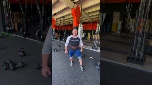 Рывки гантели вес 44.5 кг каждая. И рывок одной рукой по очередно 56 кг. 45+