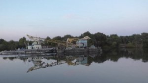 Буксир-толкач РТ-312 с краном ПК-19 идет вниз по Мосва-реке