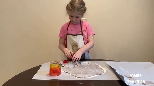 Маша готовит имбирное печенье на Рождество