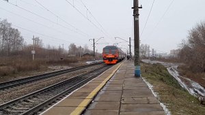 Электропоезд ЭД9М-065 с сообщением Красноярск-Чернореченская с остановкой на платформе Мясокомбмнат