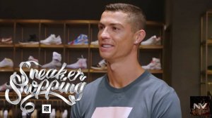 Криштиану Роналду покупает кроссовки в Complex. На Русском.