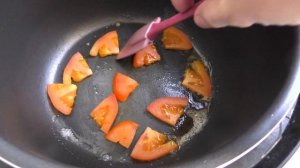 Лучший завтрак. Яичница в мультиварке. берем яйца и помидоры. Кушать надо с хлебом