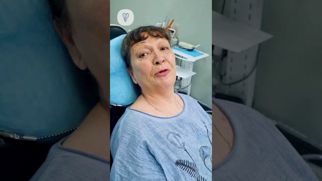 С новыми зубами пациентка перестала кусать свой язык. Имплантация зубов. Отзыв Первая стоматология.