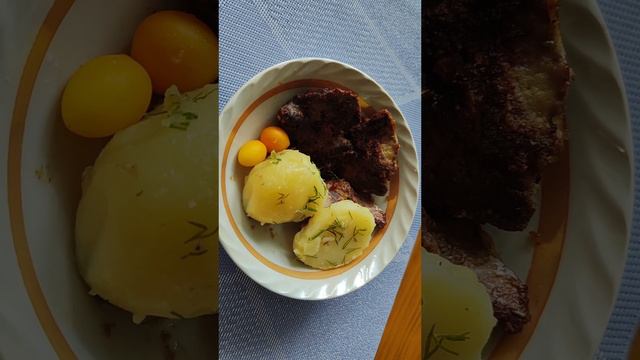 Субботний обед: свежая отварная картошка с жареной куриной печенью