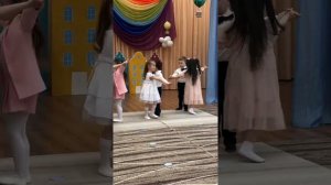 Выпускной в детском саду. Брат пришел поздравить сестру. Выпускной Москва 2022. Детский сад