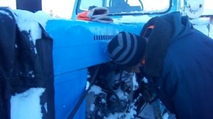 Запуск трактора МТЗ 82 в -20 градусов с пускача, расчистка снега.