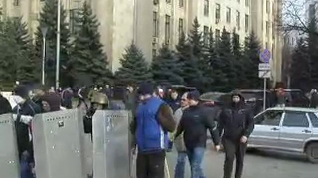 23 февраля 2014 г фашисты идут из ХОГА к памятнику шевченко.mp4