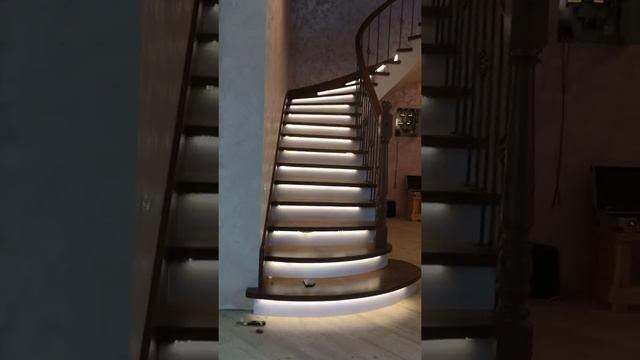 Светодиодная подсветка лестницы c  датчиком движения. LED staircase lighting with motion sensor.