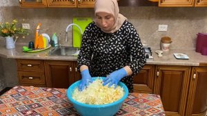 Квашеная капуста/ капуста, морковь,соль и немного сахарного песка.