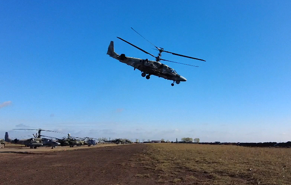 "Аллигаторы" над землей: видео работы Ка-52 в зоне СВО / События на ТВЦ