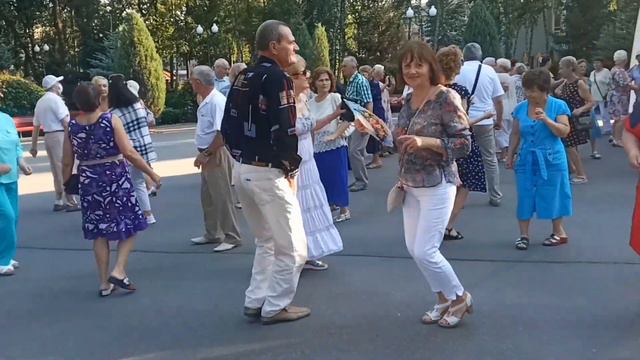 Беги прошу я беги Счастливые минуты в парке Горького Харьков смотреть онлайн