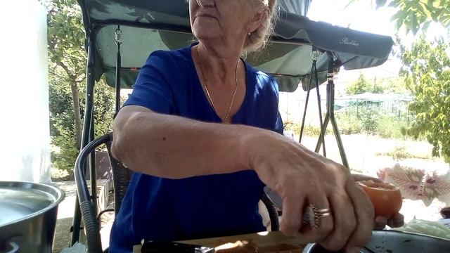 Готовим голубцы на улице, с внуком говорим по гречески .? смотреть онлайн