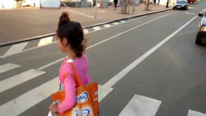 Ляле свободно и легко на больших маминых каблуках!