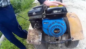 БЕЛЫЙ дым НЕ ПРОВОРАЧИВАЕТСЯ кик стартер ТРУДНАЯ ЗАВОДКА двигателя.mp4