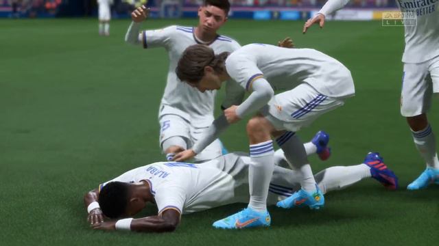 This is how you score a free kick in FIFA realmadrid alaba benzema laliga