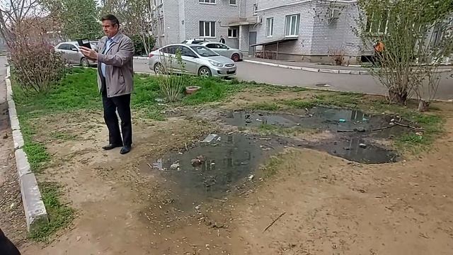 Астраханские жители с ул.Боевая.126 рассказали в каких ужасных условиях им приходиться жить и сущ.. смотреть онлайн