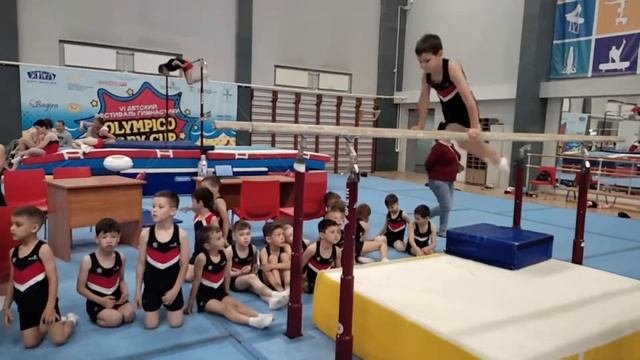 спортивная гимнастика.мальчики 2014г.р. брусья.разминка.