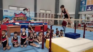 спортивная гимнастика.мальчики 2014г.р. брусья.разминка.