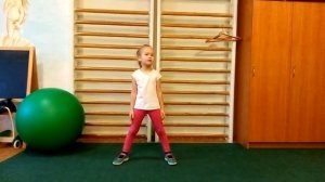Девочка 5 лет делает гимнастику Стрельниковой
