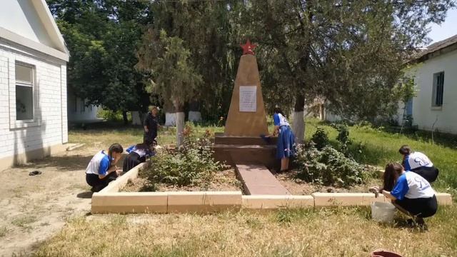 В МБОУ «Покровская СОШ» провели субботник, приуроченный ко Дню памяти и скорби.