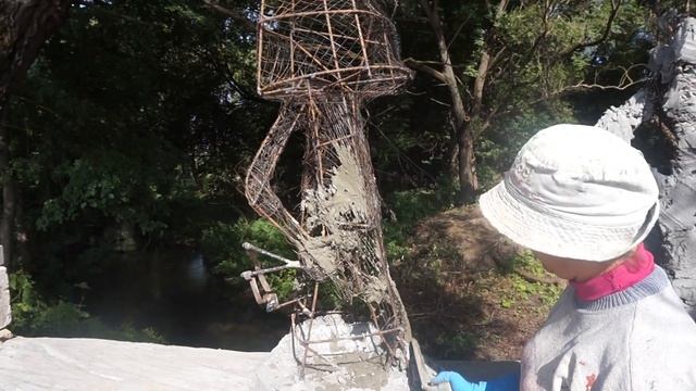 изготовление скульптуры  гриба  из  арт   бетона.   черновая  обмазка  каркаса гриба  раствором.