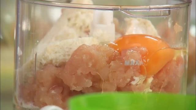 Куриные кнели с разноцветным овощным гарниром [Детская кухня, рецепт]