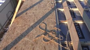 Как поднять OSB панель на крышу? Зашиваем крышу каркасного дома.