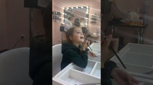Учимся делать макияж для детей